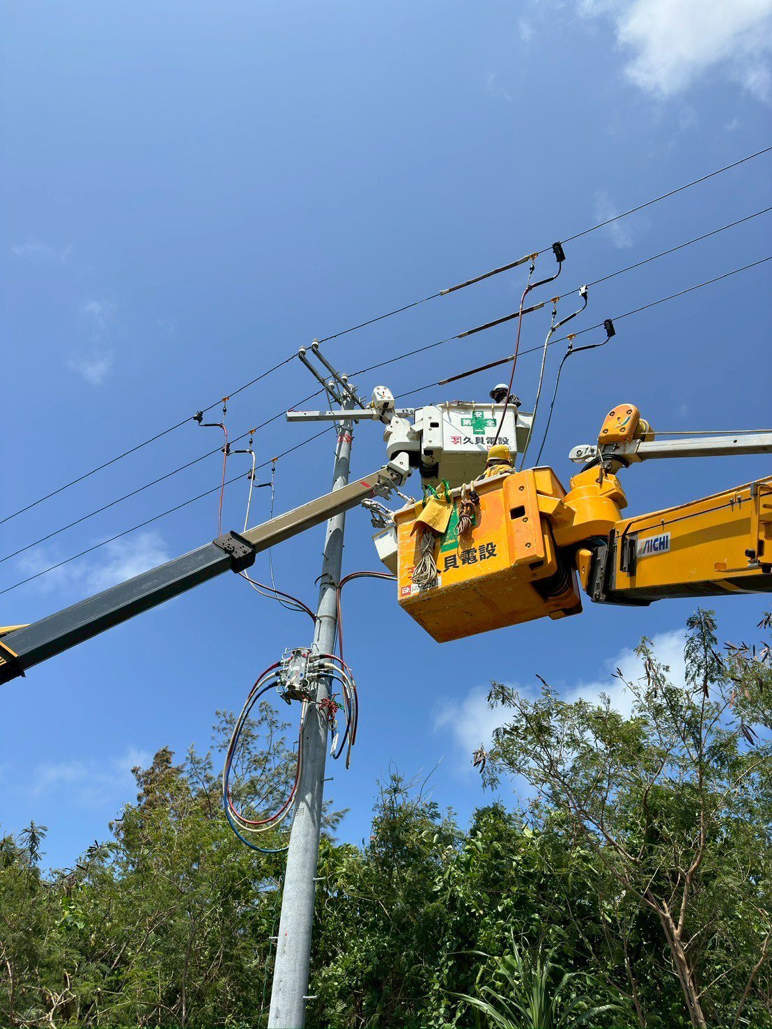 高所作業車による電気工事設備の作業